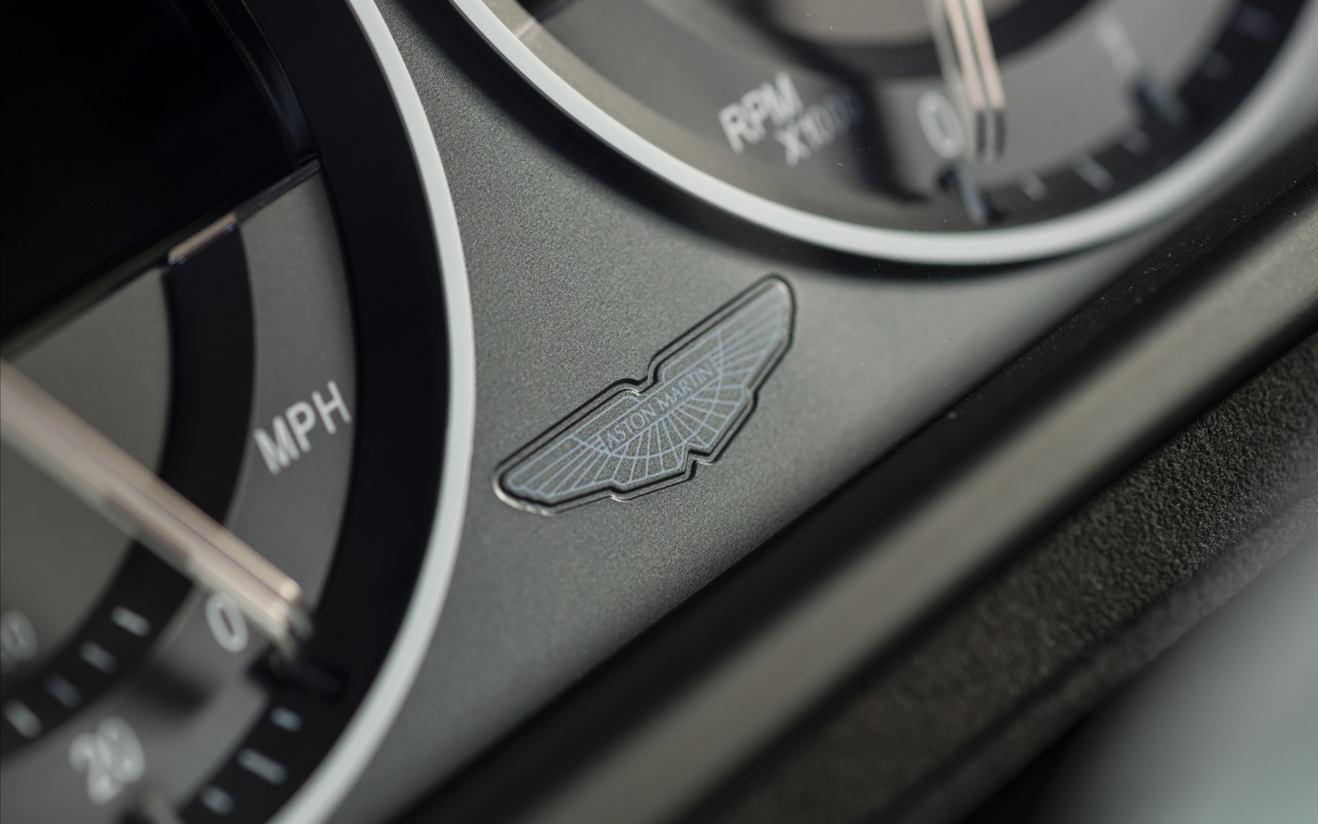 Aston Martin V12 Vantage S 2014